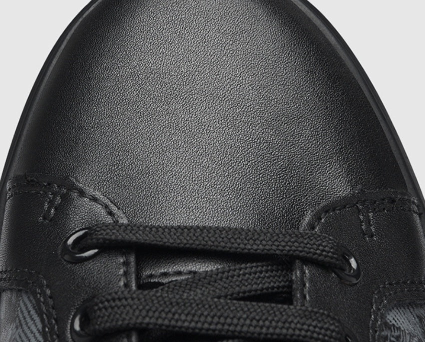 Men's flat cowhide leather casual shoes with a sleek design, ideal for casual and semi-casual occasions.
