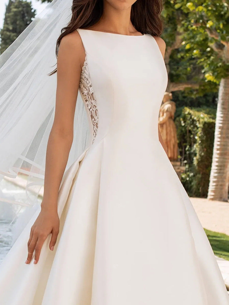 Elegant French retro lace wedding dress with advanced satin texture, a slim silhouette, and a graceful trailing design for a sophisticated bridal look.