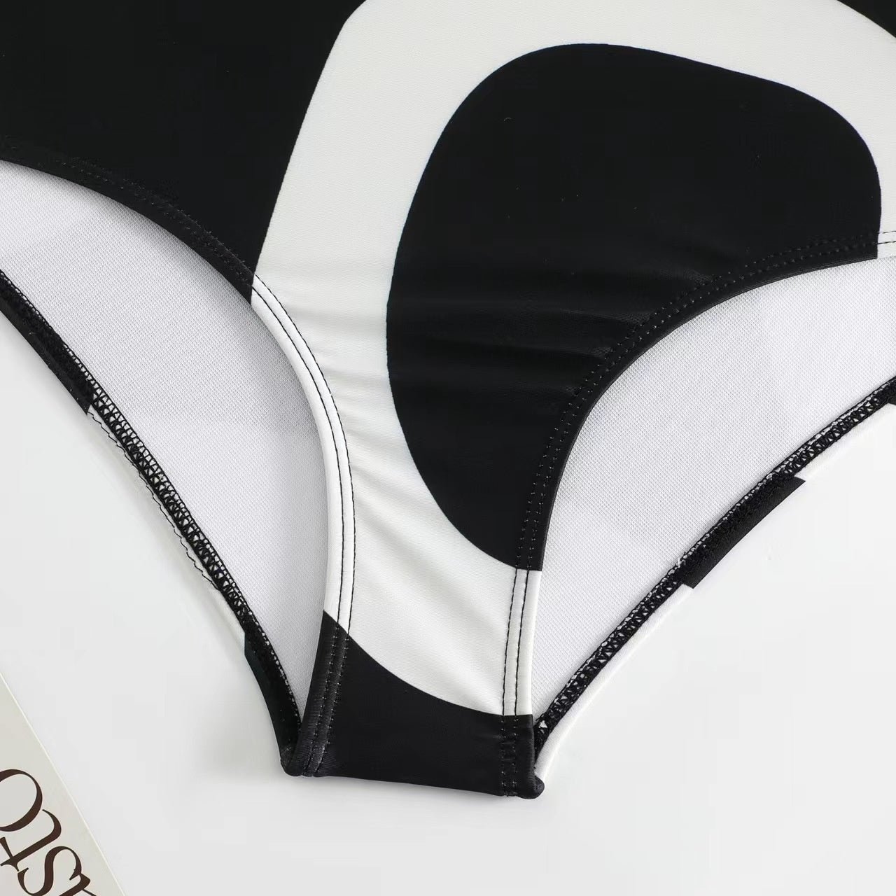 Black and White Printing Color Contrast Shoulder Belt Jumpsuit – Modern design with a unique shoulder belt and breathable sunscreen gauze skirt for a comfortable, chic look.
