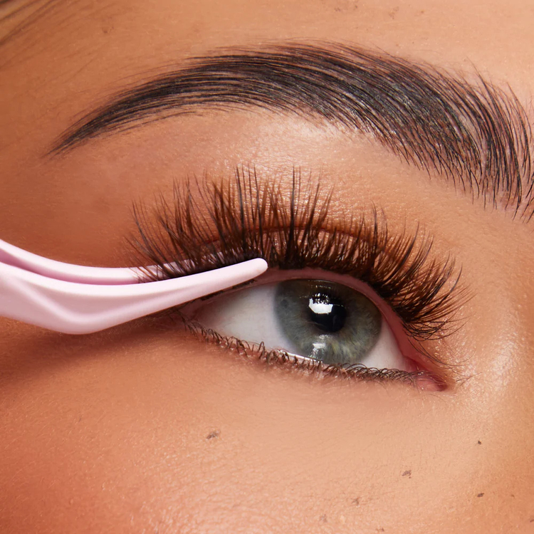 “False lashes and lash glue – easy-to-apply sets for dramatic or natural looks – Hot Deal Warehouse beauty”
