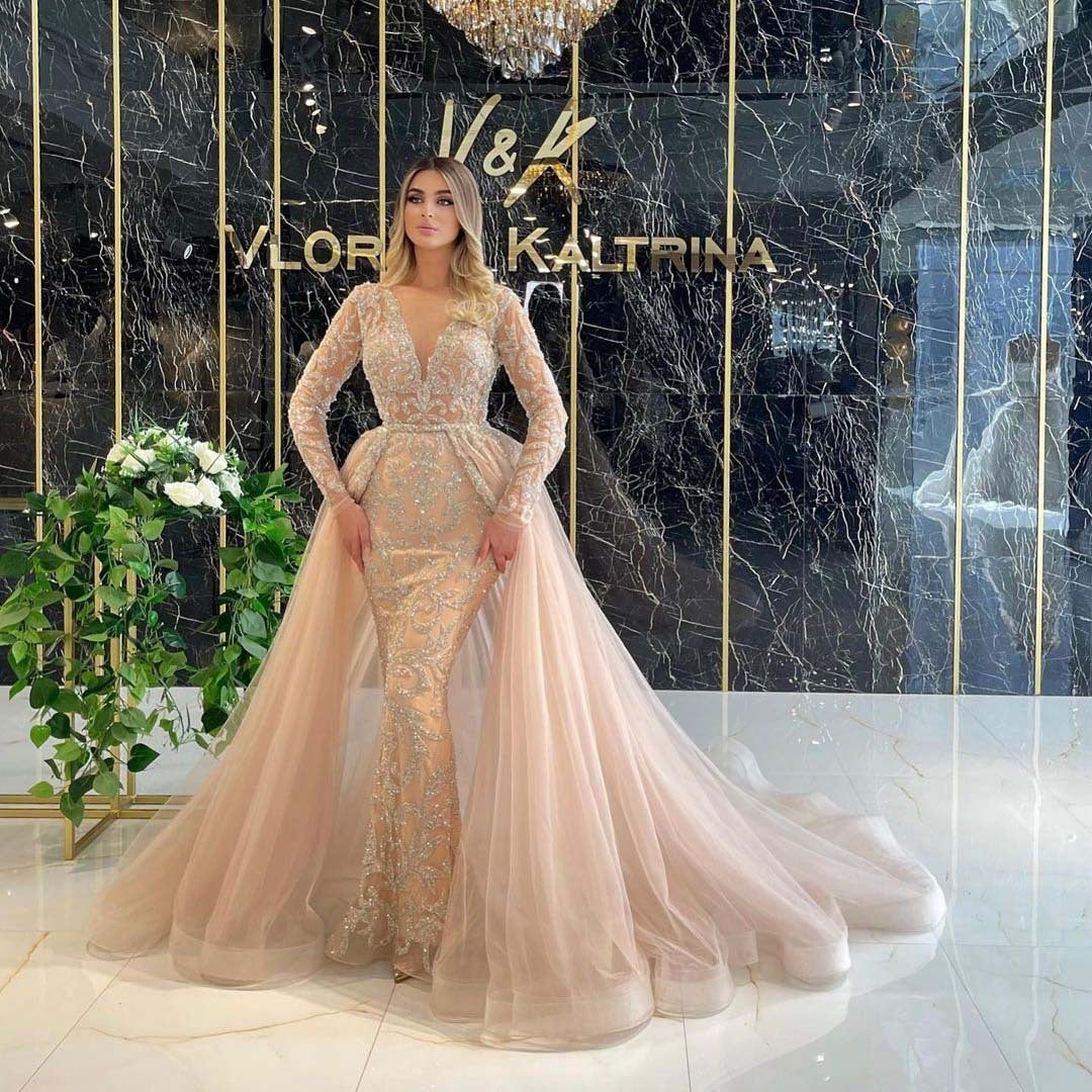 French style simple long-sleeved wedding dress for brides with a minimalist design.

