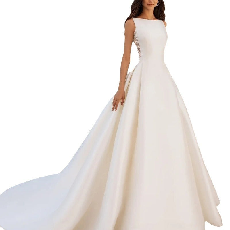Elegant French retro lace wedding dress with advanced satin texture, a slim silhouette, and a graceful trailing design for a sophisticated bridal look.

