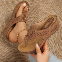 Casual wedge platform flip-flops for the beach, featuring a stylish design and durable sole for comfort and stability. Ideal for summer outings and beach days.








