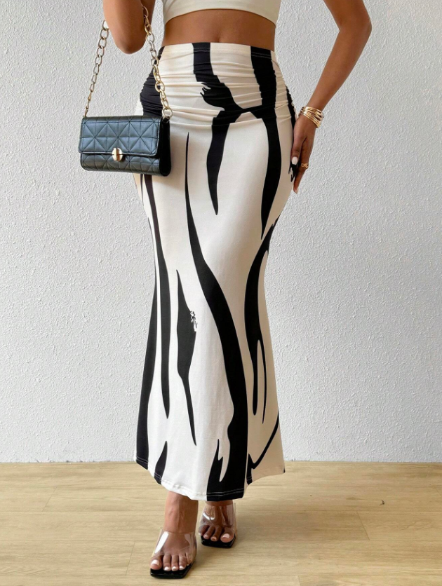 Casual Women's Pleated Skirt – Flattering pleated skirt with a comfortable, relaxed fit for everyday wear.








