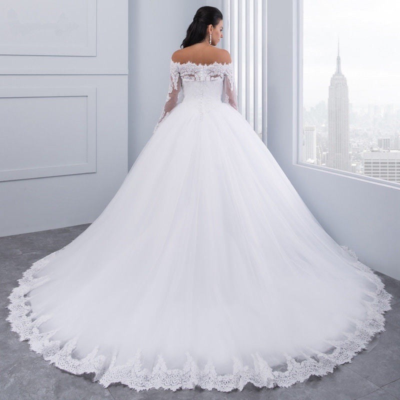 Exquisite bridal lace wedding dress with a large tail, designed for a majestic and elegant wedding appearance.

