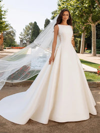 Elegant French retro lace wedding dress with advanced satin texture, a slim silhouette, and a graceful trailing design for a sophisticated bridal look.

