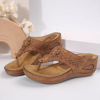 Casual wedge platform flip-flops for the beach, featuring a stylish design and durable sole for comfort and stability. Ideal for summer outings and beach days.









