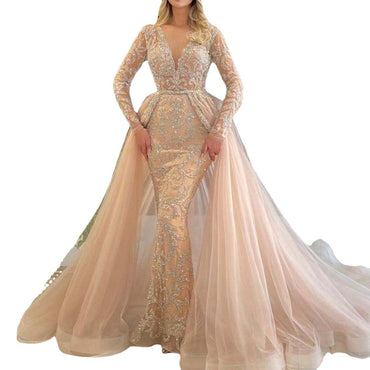 French style simple long-sleeved wedding dress for brides with a minimalist design.

