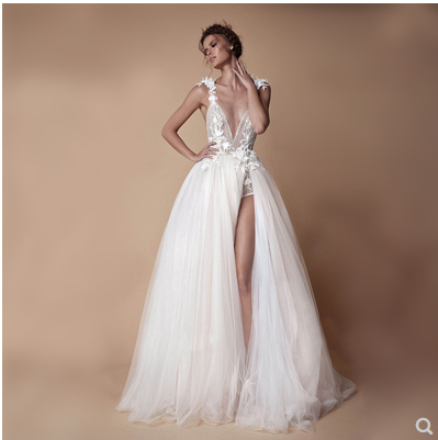 Elegant angel-style wedding dress with diamond lace collar, high slit, open back, and flowing bridal tail, perfect for a modern and romantic bride.

