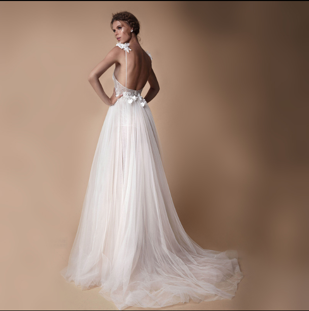 Elegant angel-style wedding dress with diamond lace collar, high slit, open back, and flowing bridal tail, perfect for a modern and romantic bride.

