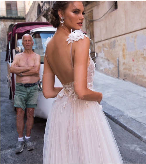 Elegant angel-style wedding dress with diamond lace collar, high slit, open back, and flowing bridal tail, perfect for a modern and romantic bride.

