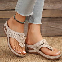 Casual wedge platform flip-flops for the beach, featuring a stylish design and durable sole for comfort and stability. Ideal for summer outings and beach days.








