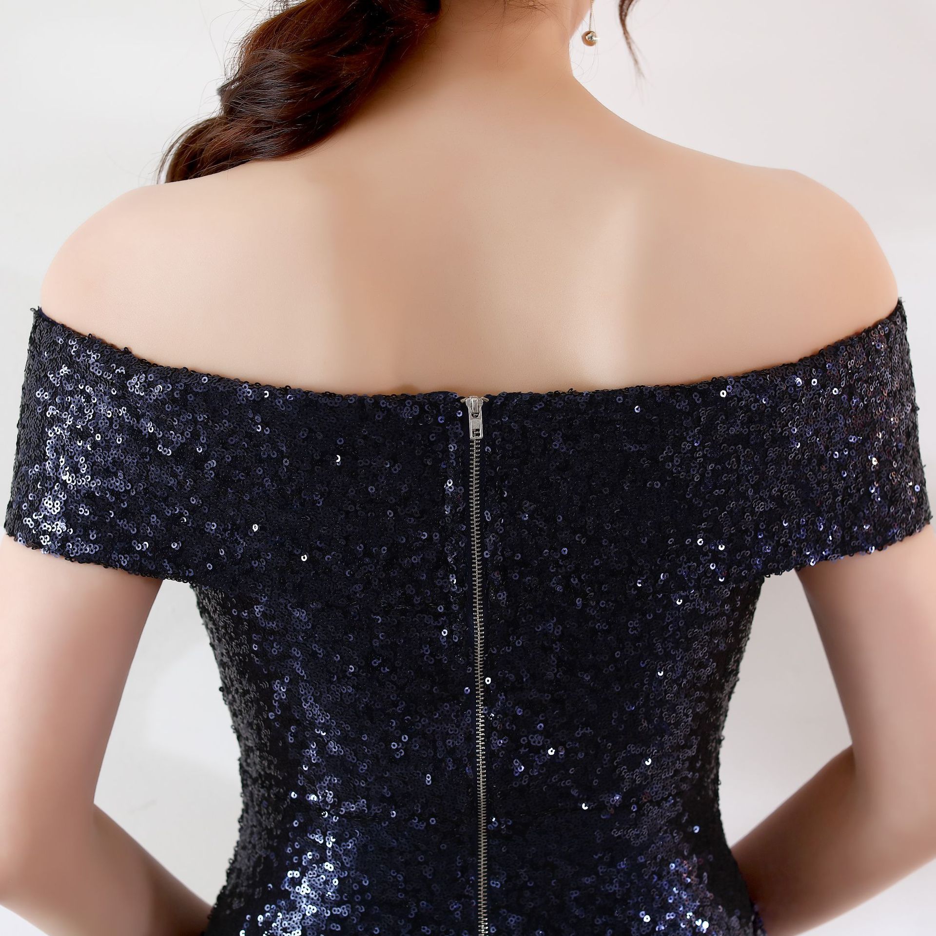 Elegant slimming long dress for birthday parties and event hosting, featuring a figure-hugging design and a graceful silhouette.

