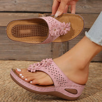 Casual wedge platform flip-flops for the beach, featuring a stylish design and durable sole for comfort and stability. Ideal for summer outings and beach days.








