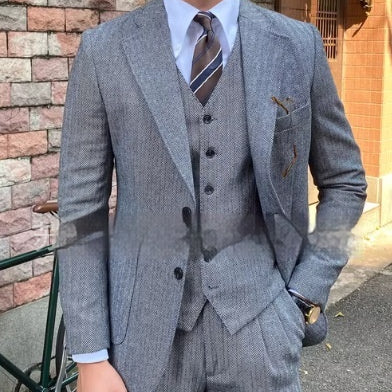 Men's Herringbone Single-Breasted Casual Slim Suit – Elegant Textured Fabric with a Modern Tailored Fit.








