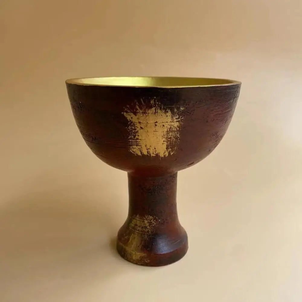 Indiana Jones Holy Grail Cup replica in vintage gold – resin prop for cosplay, Halloween, and movie-themed decor.








