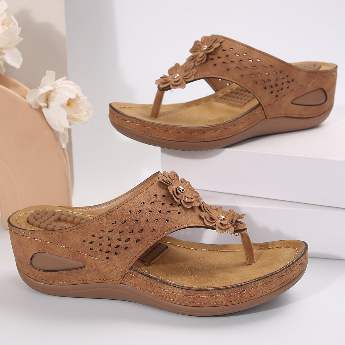 Casual wedge platform flip-flops for the beach, featuring a stylish design and durable sole for comfort and stability. Ideal for summer outings and beach days.








