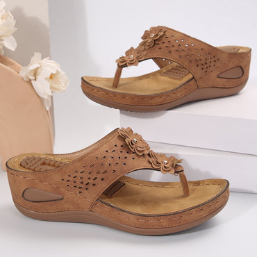 Casual wedge platform flip-flops for the beach, featuring a stylish design and durable sole for comfort and stability. Ideal for summer outings and beach days.








