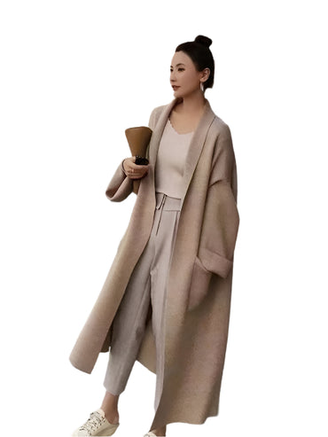 Model wearing a beige long knitted cardigan with fall outfit