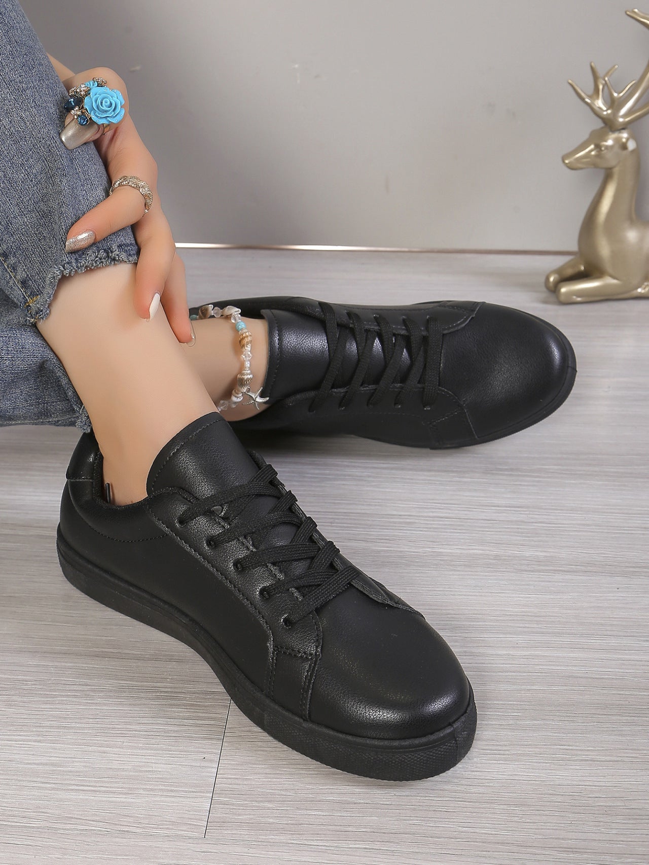 Lace-up White Shoes Women's Flat Leather Surface Sneakers for casual and stylish everyday wear.









