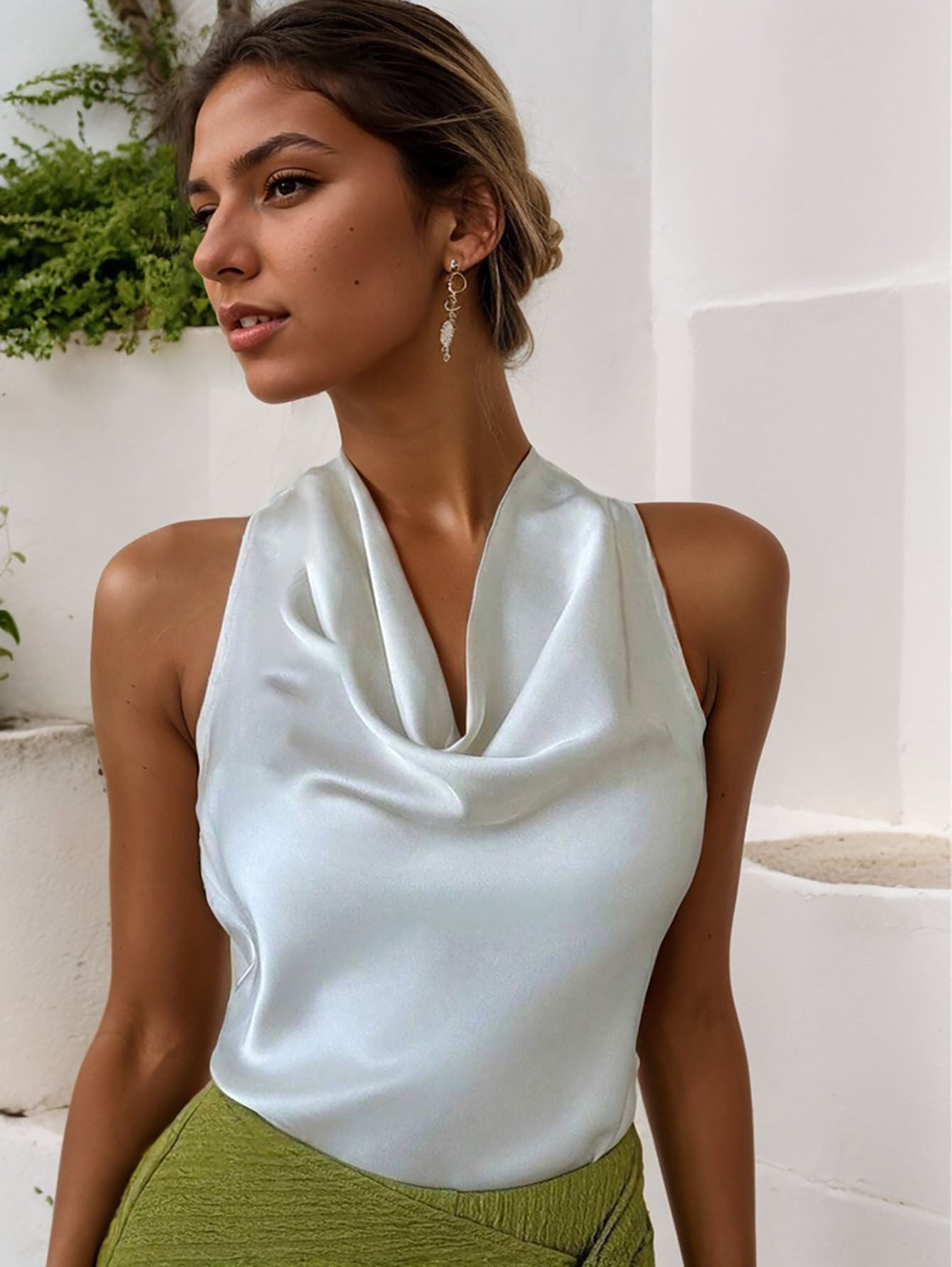 Women’s solid color swing collar sleeveless vest with halter neckline and backless design.

