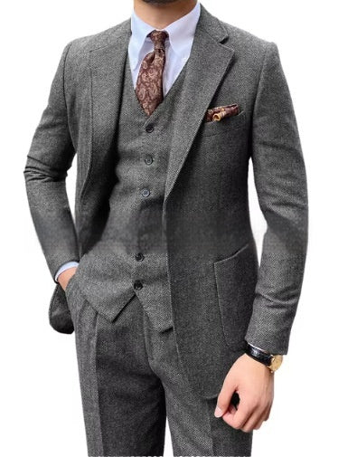 Men's Herringbone Single-Breasted Casual Slim Suit – Elegant Textured Fabric with a Modern Tailored Fit.








