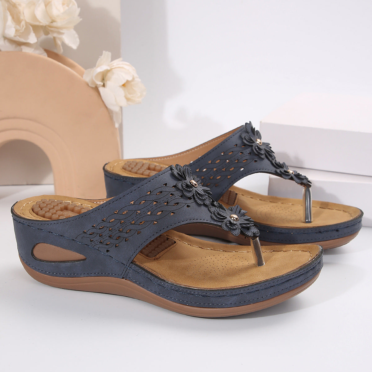Casual wedge platform flip-flops for the beach, featuring a stylish design and durable sole for comfort and stability. Ideal for summer outings and beach days.








