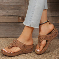 Casual wedge platform flip-flops for the beach, featuring a stylish design and durable sole for comfort and stability. Ideal for summer outings and beach days.








