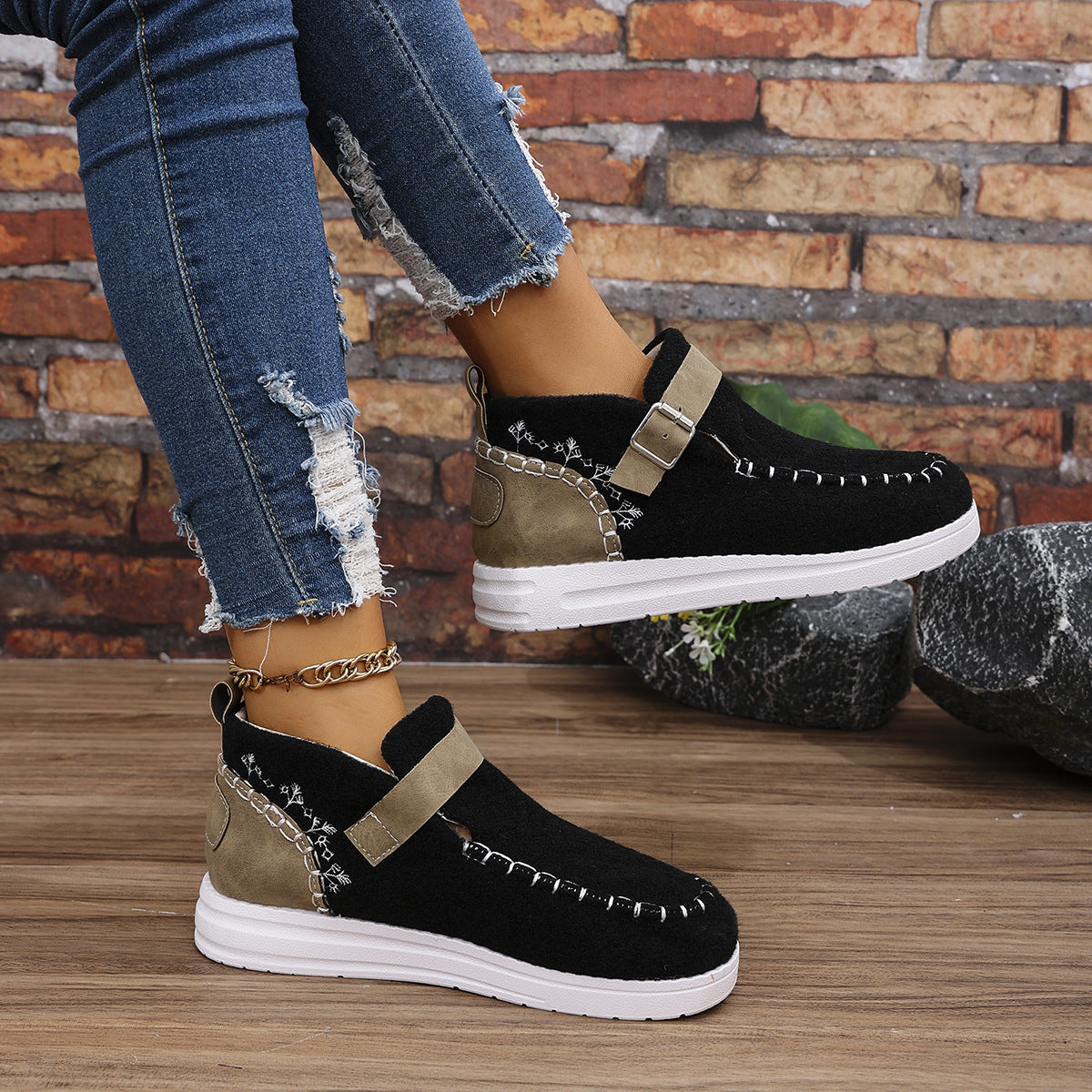 Warm flat bottom cotton shoes with burr closure for comfort and insulation during colder weather.








