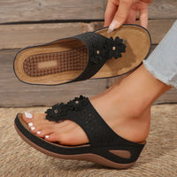 Casual wedge platform flip-flops for the beach, featuring a stylish design and durable sole for comfort and stability. Ideal for summer outings and beach days.









