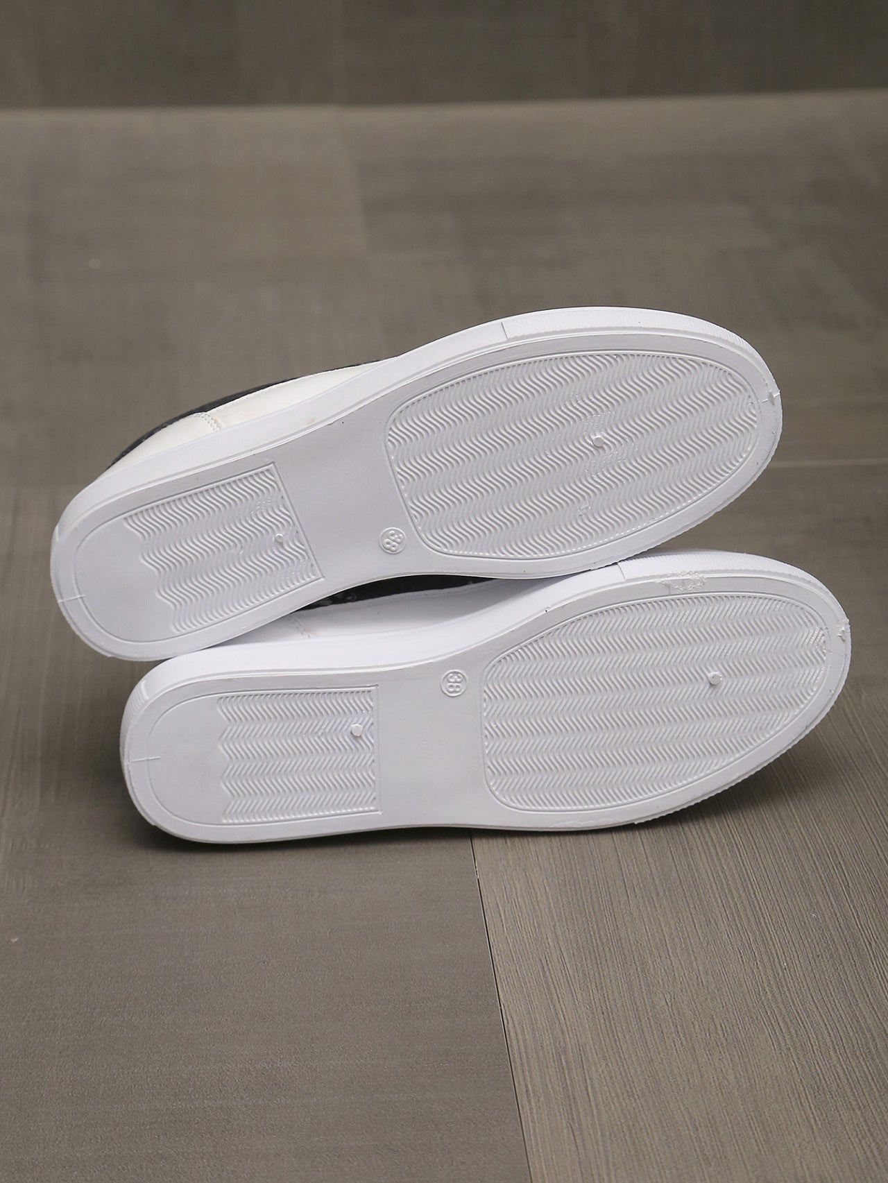 Lace-up White Shoes Women's Flat Leather Surface Sneakers for casual and stylish everyday wear.








