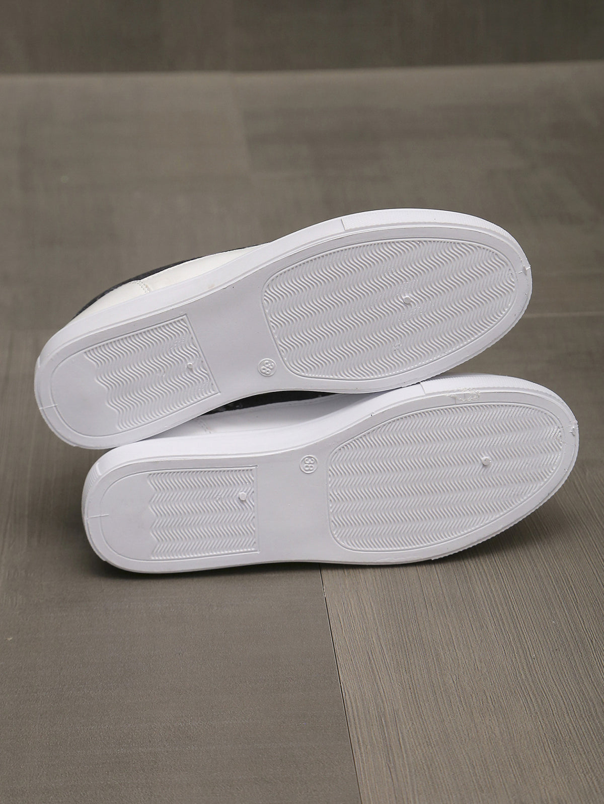 Lace-up White Shoes Women's Flat Leather Surface Sneakers for casual and stylish everyday wear.








