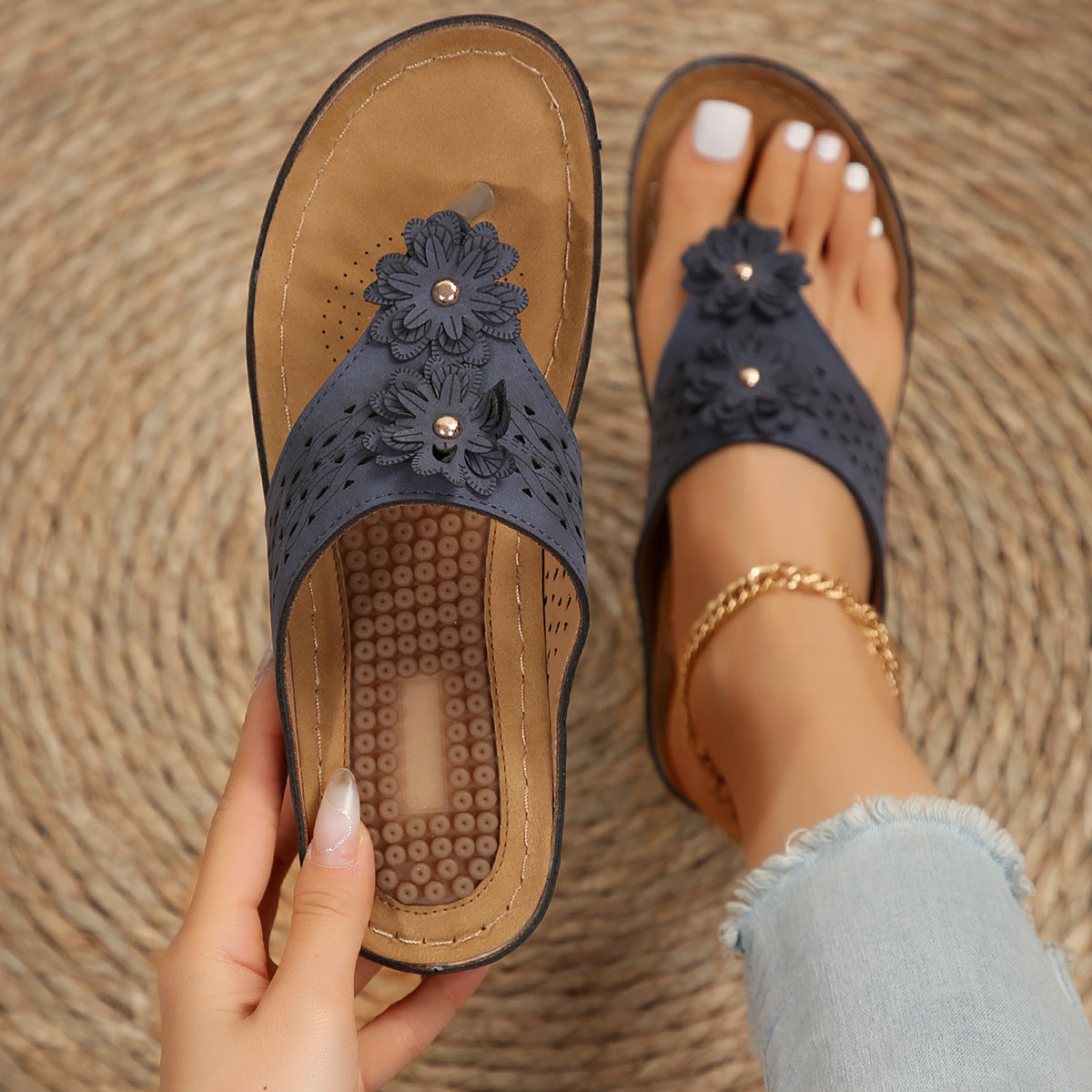 Casual wedge platform flip-flops for the beach, featuring a stylish design and durable sole for comfort and stability. Ideal for summer outings and beach days.








