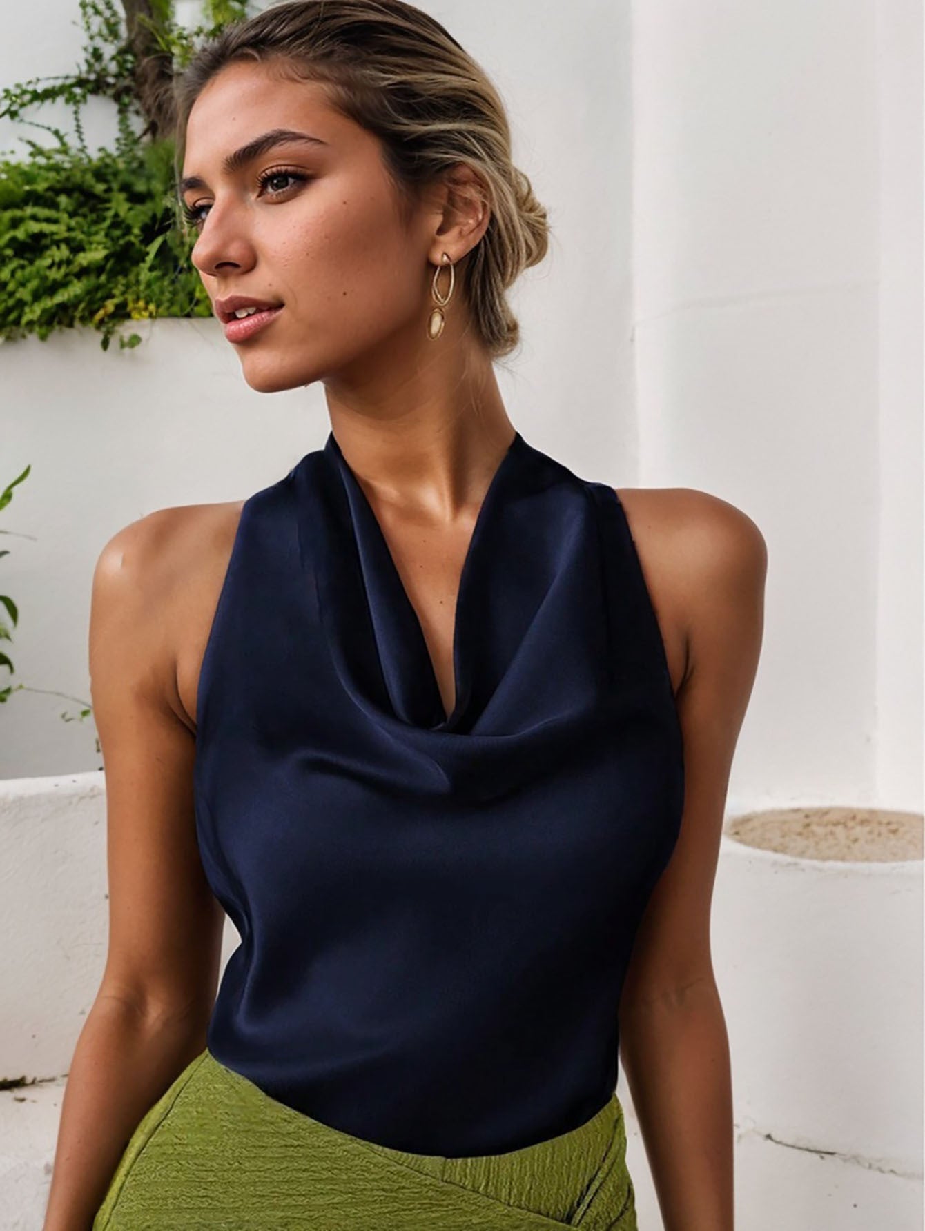 Women’s solid color swing collar sleeveless vest with halter neckline and backless design.

