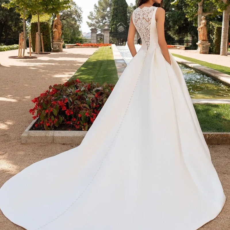 Elegant French retro lace wedding dress with advanced satin texture, a slim silhouette, and a graceful trailing design for a sophisticated bridal look.

