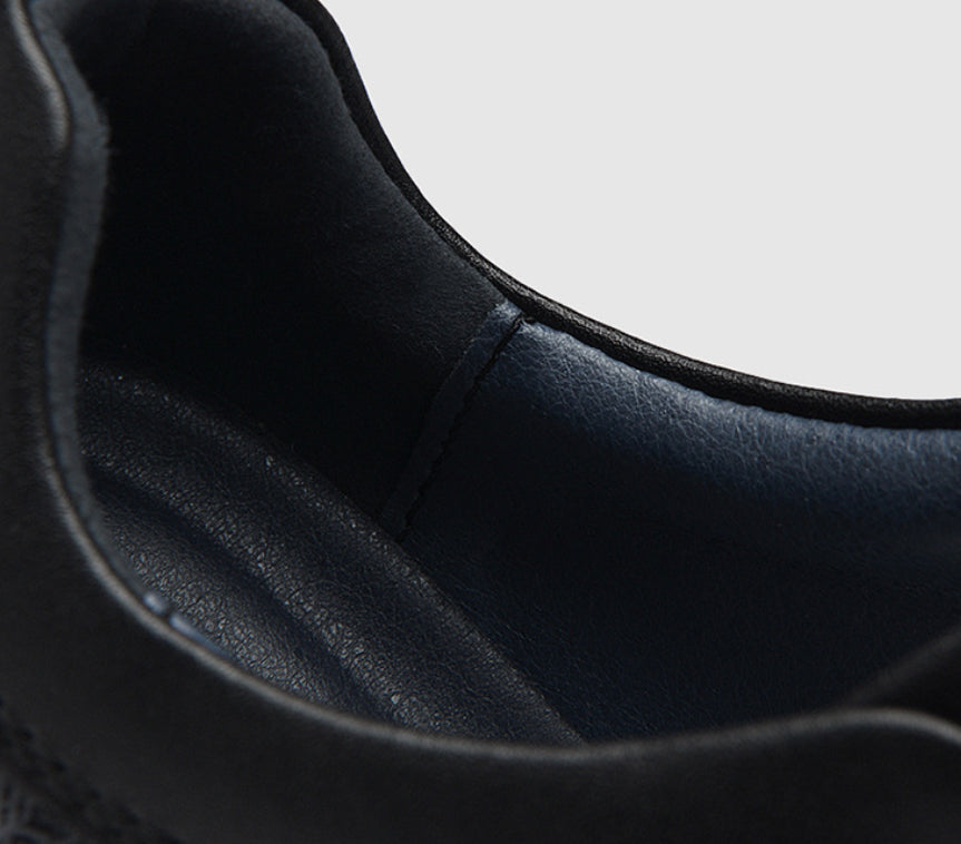 Men's flat cowhide leather casual shoes with a sleek design, ideal for casual and semi-casual occasions.








