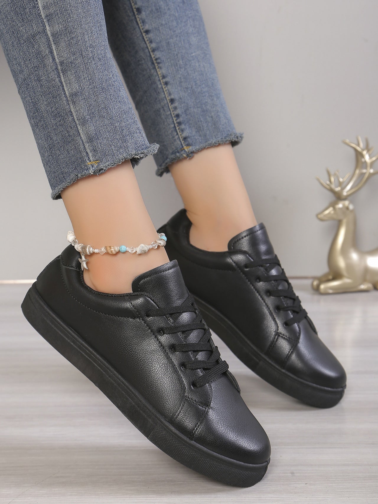 Lace-up White Shoes Women's Flat Leather Surface Sneakers for casual and stylish everyday wear.








