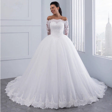 Exquisite bridal lace wedding dress with a large tail, designed for a majestic and elegant wedding appearance.

