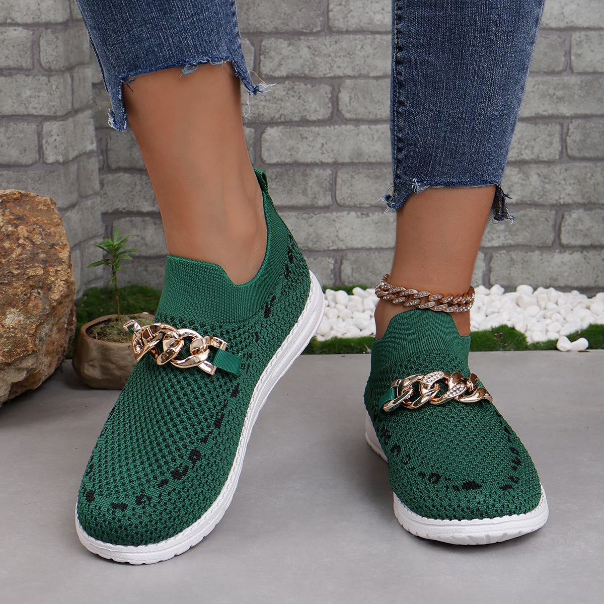 Fashion casual and lightweight women's breathable shoes, offering comfort, breathability, and a versatile design for everyday wear.








