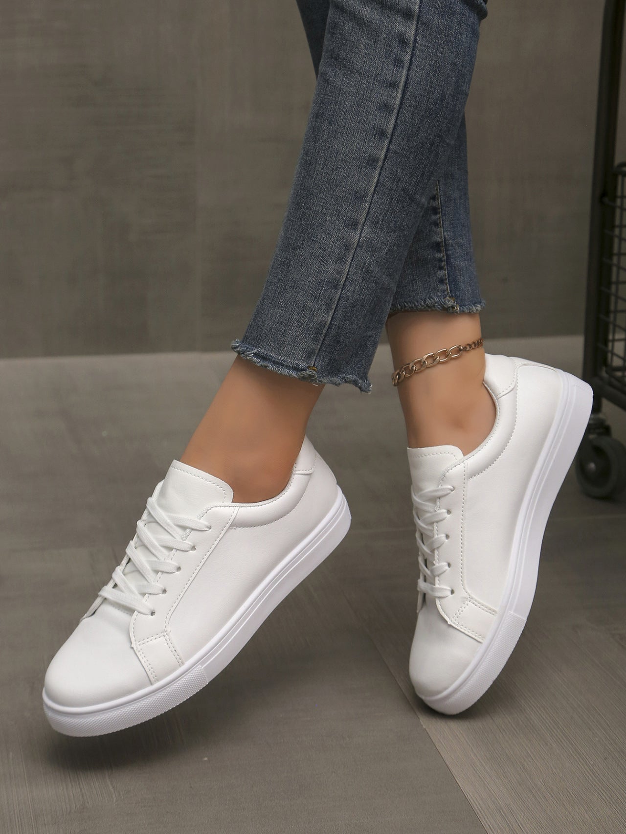 Lace-up White Shoes Women's Flat Leather Surface Sneakers for casual and stylish everyday wear.








