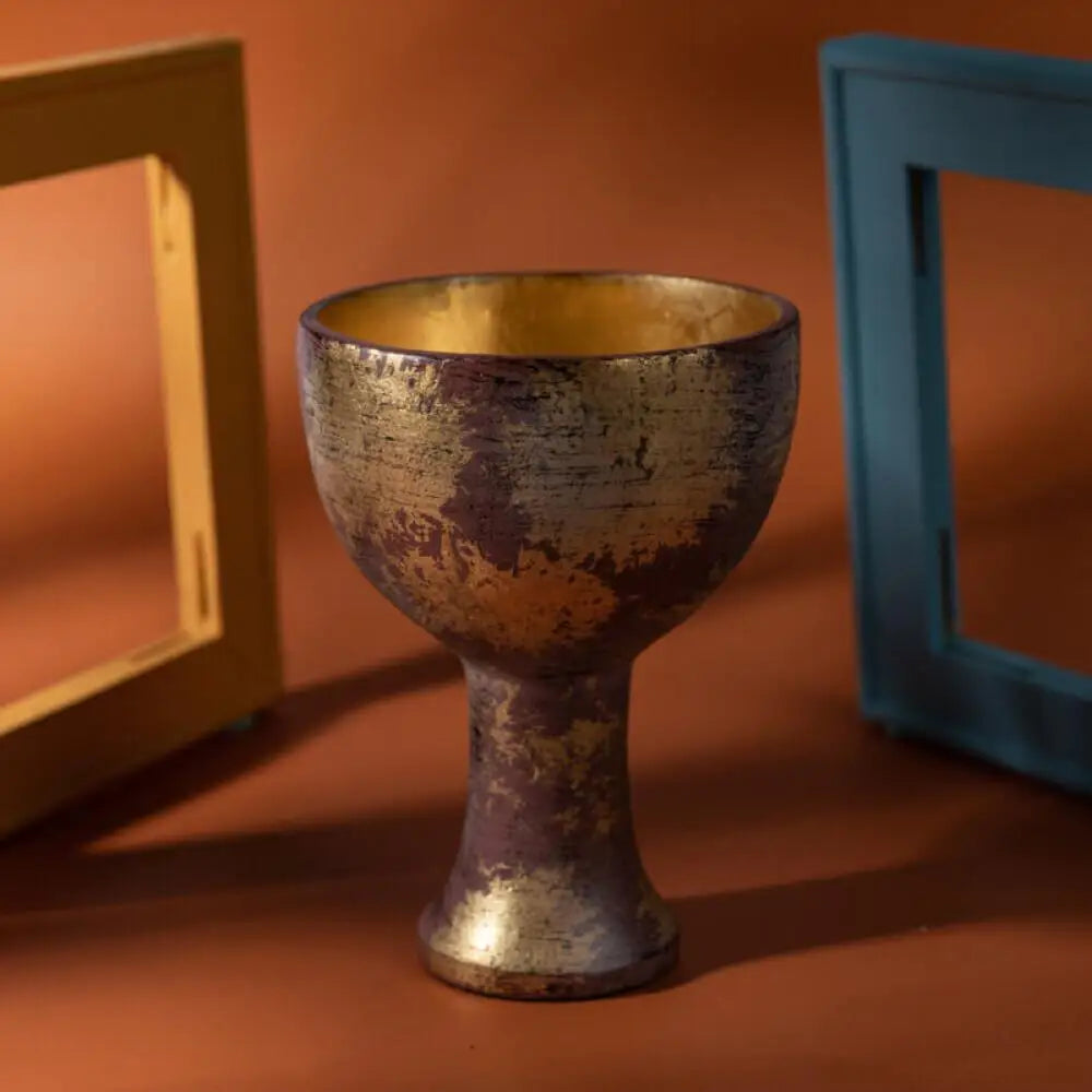 Indiana Jones Holy Grail Cup replica in vintage gold – resin prop for cosplay, Halloween, and movie-themed decor.








