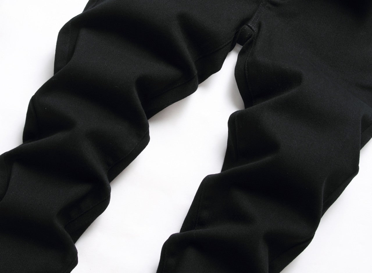 Men's black elastic straight jeans with a classic fit, featuring stretch fabric for comfort and versatility.