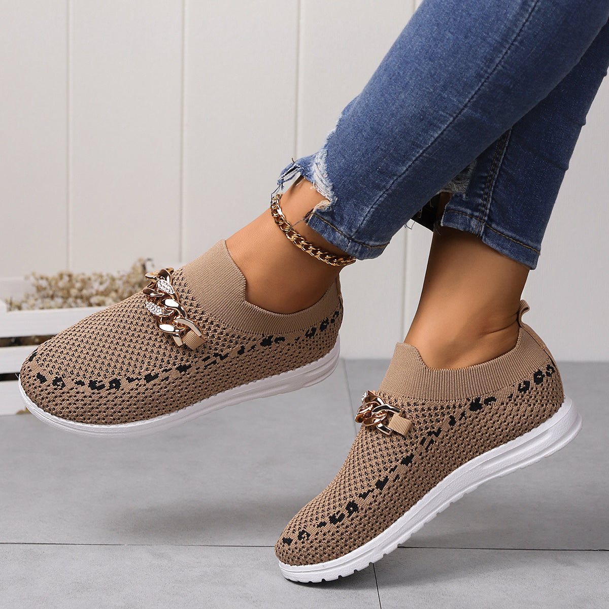 288229546Fashion casual and lightweight women's breathable shoes, offering comfort, breathability, and a versatile design for everyday wear.







