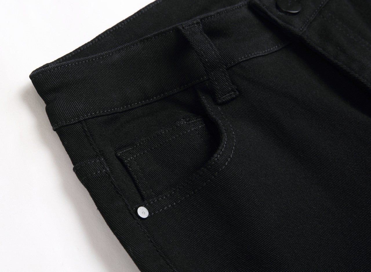 Men's black elastic straight jeans with a classic fit, featuring stretch fabric for comfort and versatility.
