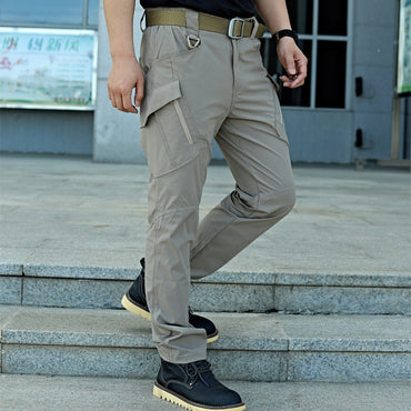 Men’s loose-fit camouflage cargo pants with quick-drying, stretchable fabric and multiple pockets for outdoor and casual use.