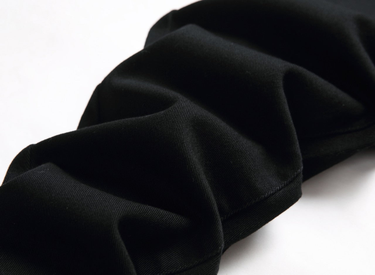 Men's black elastic straight jeans with a classic fit, featuring stretch fabric for comfort and versatility.