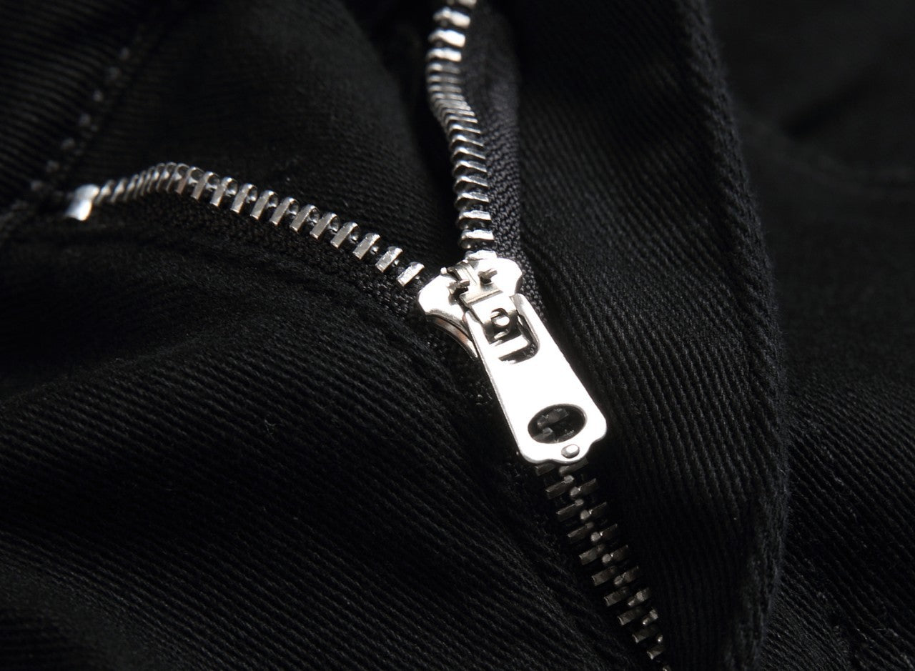 Men's black elastic straight jeans with a classic fit, featuring stretch fabric for comfort and versatility.