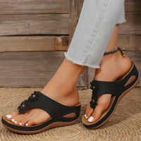 Casual wedge platform flip-flops for the beach, featuring a stylish design and durable sole for comfort and stability. Ideal for summer outings and beach days.








