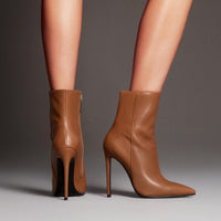 European and American Pointed-Toe Stiletto Ankle Boots – Chic and elegant ankle boots with a pointed toe and stiletto heel for a sophisticated look.








