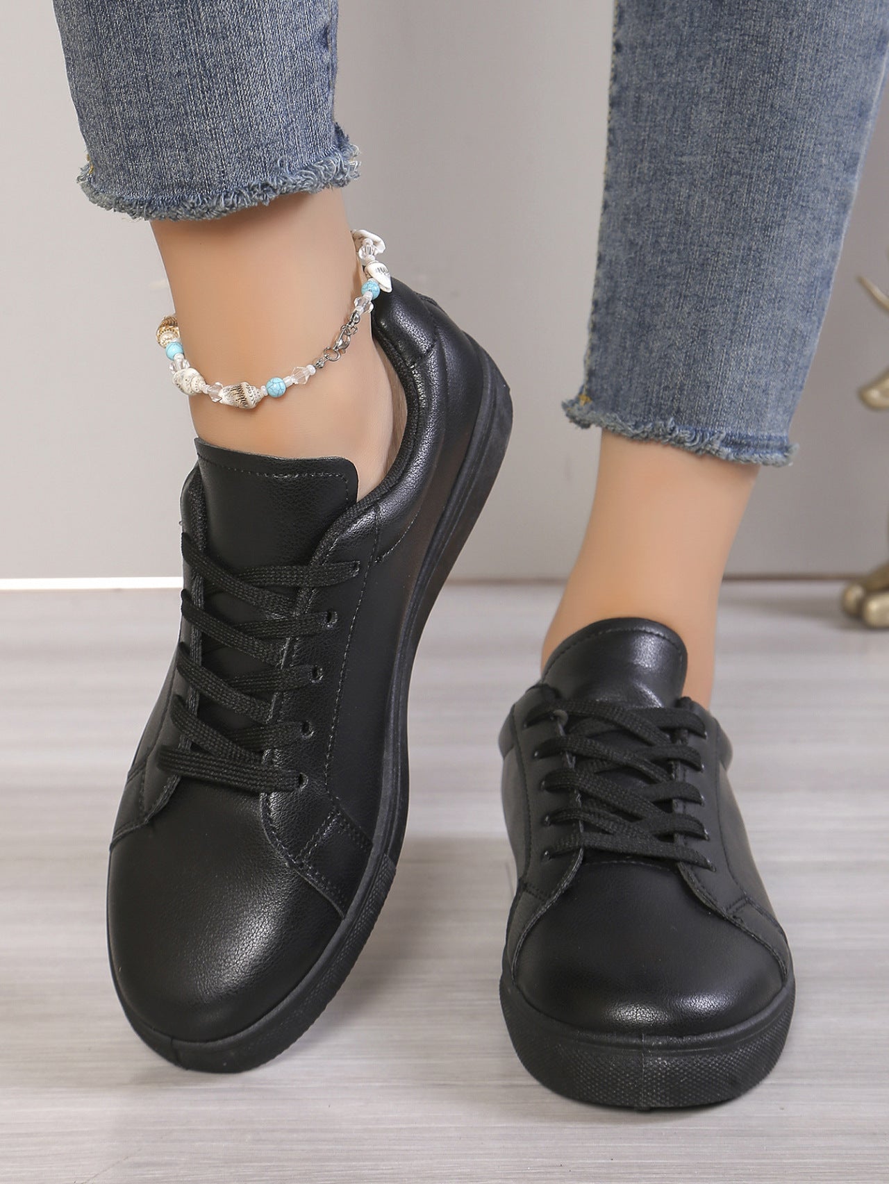 Lace-up White Shoes Women's Flat Leather Surface Sneakers for casual and stylish everyday wear.








